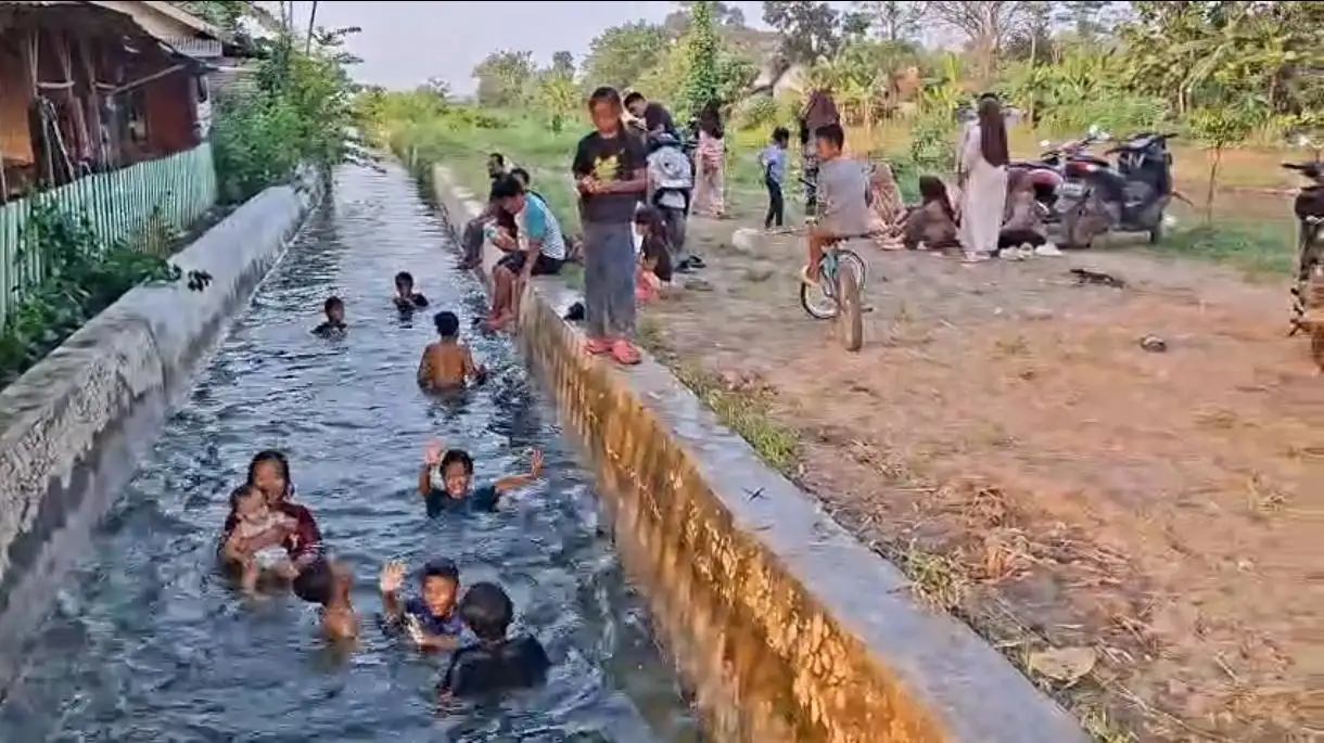 Saluran Irigasi di Kampung Ciranggon Jadi Tempat Rekreasi Gratis Favorit Warga*