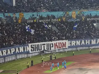 Viral Spanduk “Shut Up KDM” di Laga Persib, Bobotoh!