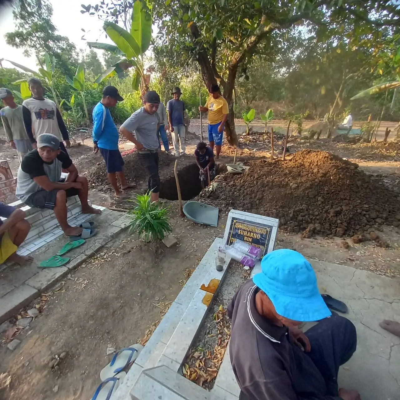 Guyub dalam Duka, Warga Kampung Ciranggon dari pemulasaraan sampai antar Jenazah ke TPU Muncang