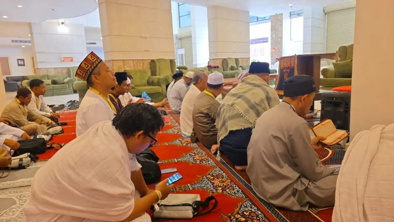 Khidmat dan Penuh Haru, Jamaah Calon Haji Indonesia Kloter 38 Gelar Sholat Jum’at Bersama di Hotel Arebb 2