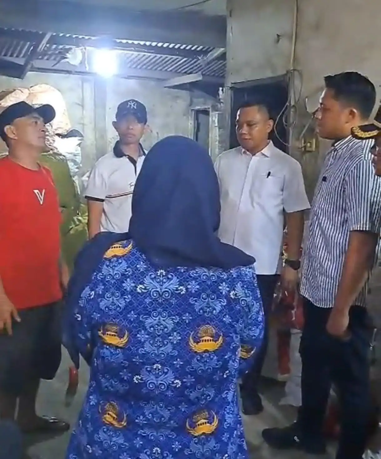 RESPONS CEPAT KAPOLRES METRO BEKASI, PENGUSAHA LIMBAH DI BWI 2 KEDUNGWARINGIN DIANGKUT POLISI